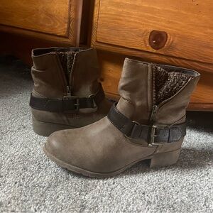 Jellypop Rosalie brown belt buckle zip up leather ankle booties size 6.5